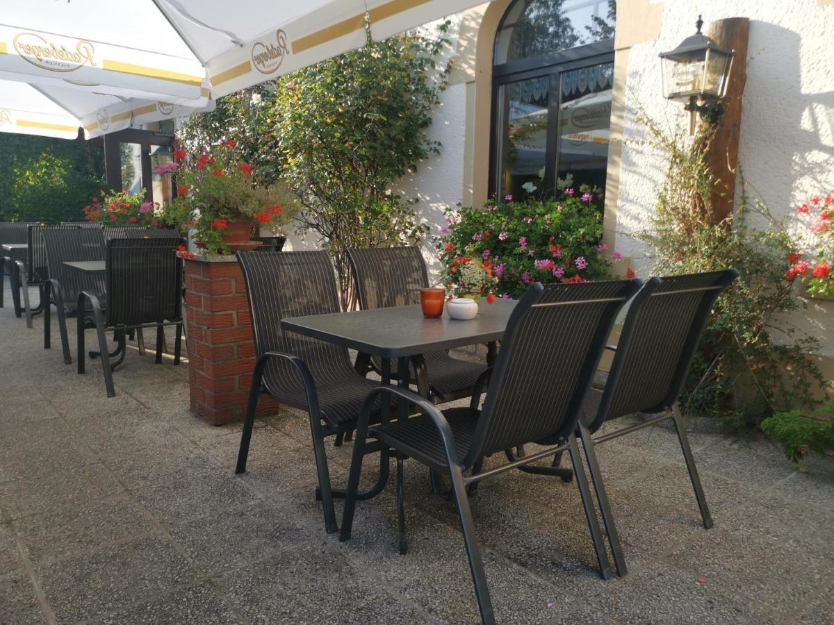 Hotel Schwarzes Ross à Arnsdorf  Extérieur photo