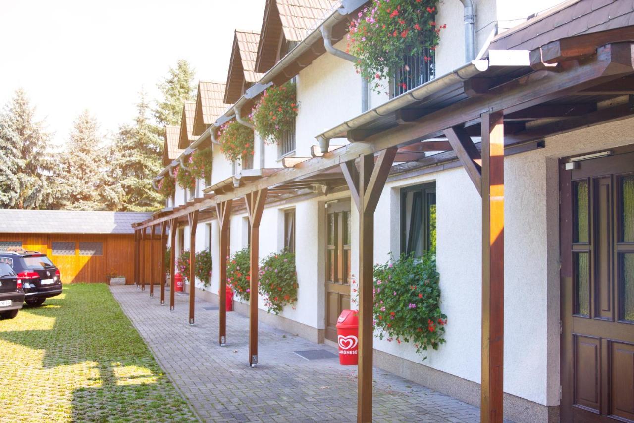 Hotel Schwarzes Ross à Arnsdorf  Extérieur photo
